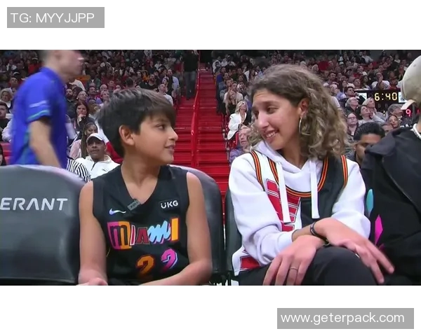 足球场球星亲自赠送球衣给小球迷 温馨时刻引发粉丝热议 足球场球星亲自赠送球衣给小球迷 温馨时刻引发粉丝热议