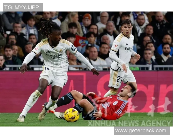 足球球星赛场突发晕倒引关注 专家解读运动员健康隐患与应急处理